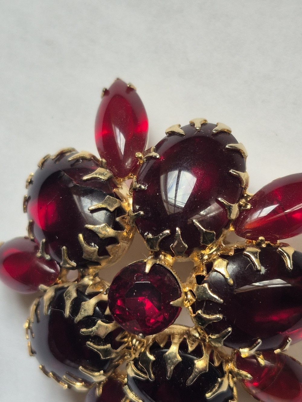 Vintage Deep Ruby Red Glass Cluster Brooch – Gold Tone Statement Pin - Picture 4 of 6